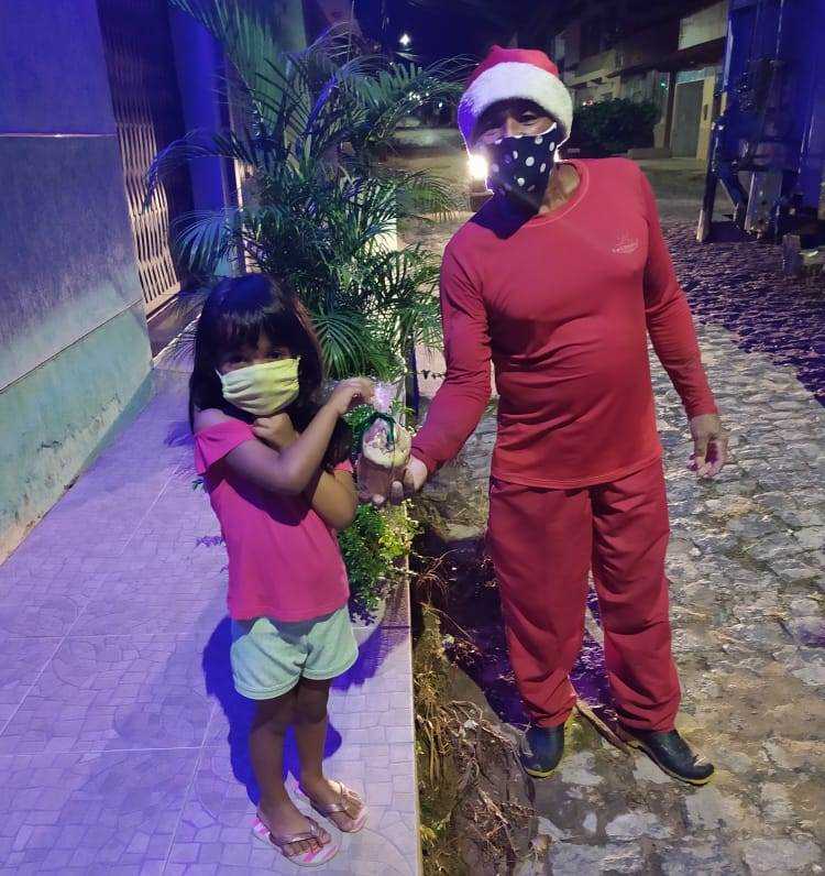 Camacã: Criança de 5 anos faz homenagem e dar presentes para os garis do caminhão coletor de lixo, Frank